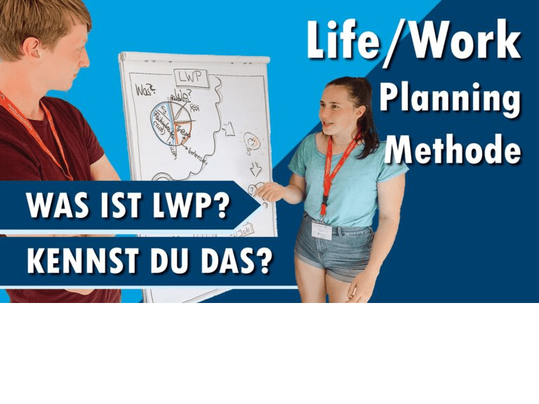 Zwei Jugendliche an einem LWP-Flipchart