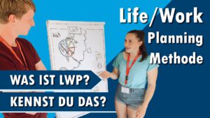 Zwei Jugendliche an einem LWP-Flipchart